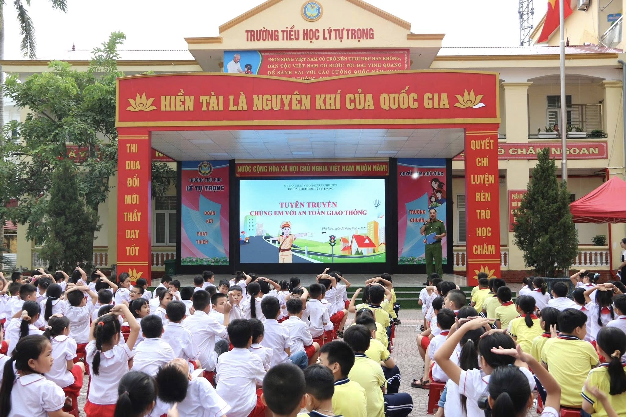 Công an xã An Lão tuyên truyền Luật Trật tự an toàn giao thông đường bộ tại Trường THPT An Lão